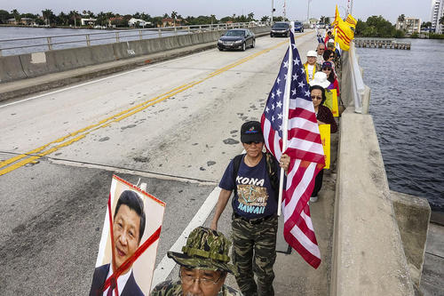 تظاهرات چینی های ساکن ایالت فلوریدا آمریکا علیه سفر شی جن پنگ رییس جمهور چین به آمریکا – پلم بیچ فلوریدا