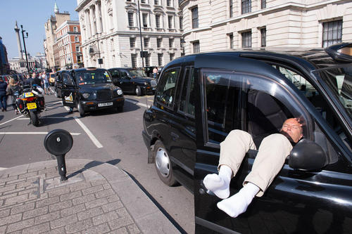تصاب رانندگان تاکسی سیاه و سفید لندن در اعتراض به سیاست های حمل و نقل عمومی دولت در مقابل ساختمان شورای شهر لندن
