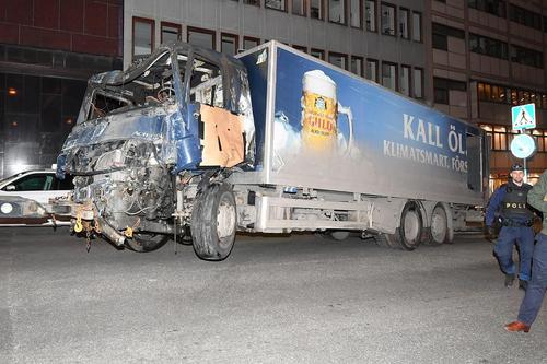 کامیون یک شرکت تولید آبجو در سوئد که از سوی فرد مهاجم ربوده و به عنوان ابزار کشتار به داخل فروشگاهی در مرکز شهر استکهلم رانده شد