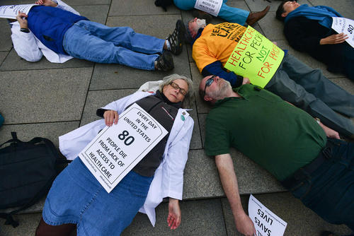 اعتراض نمادین پزشکان و پرستاران آمریکایی به لغو طرح بیمه همگانی اوباما و تبعات ناشی از آن برای شهروندان آمریکایی – واشنگتن دی سی