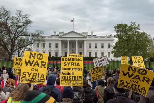 تظاهرات مخالفان حمله به سوریه در مقابل کاخ سفید در واشنگتن دی سی