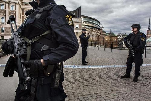 تدابیر امنیتی ویژه در شهر استکهلم سوئد در پی حمله تروریستی روز جمعه در این شهر