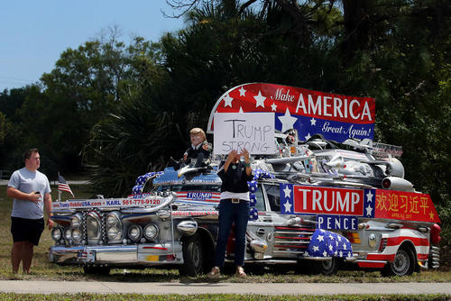 تجمع گروهی از حامیان ترامپ در بیرون عمارت تفریحی او در پالم بیچ فلوریدا