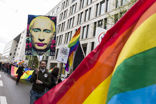 تظاهرات فعالان حقوق دگرباشان جنسی در مقابل سفارت روسیه در برلین در اعتراض به آزار و اذیت دگرباشان جنسی در روسیه