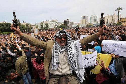 تظاهرات کارمندان علیه کاهش حقوق ها و سیاست های ریاضت اقتصادی دولت حماس در غزه