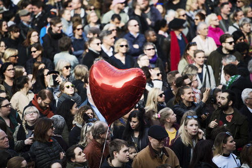 گردهمایی هزاران سوئدی در محل حادثه تروریستی اخیر در شهر استکهلم