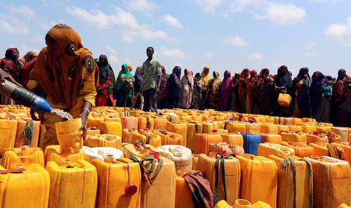 توزیع آب آشامیدنی از سوی یک خیریه قطری برای آوارگان جنگی در سومالی