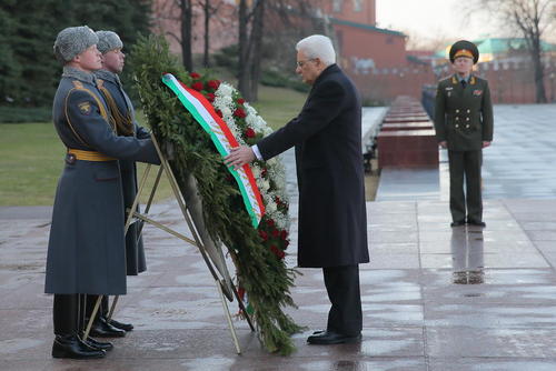 ادای احترام رییس جمهور ایتالیا به مقبره سرباز گمنام در مسکو