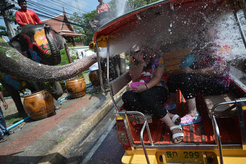 جشن آب در شهر بانکوک تایلند