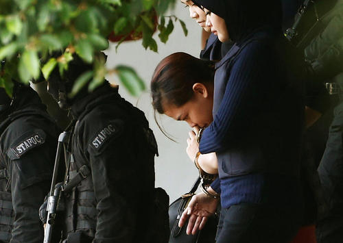اسکورت دو زن اندونزیایی و ویتنامی تبار مظنونان به قتل برادر رهبر کره شمالی به بیرون دادگاه محاکمه در مالزی