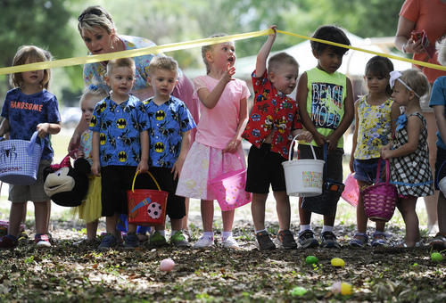 رقابت جمع کردن تخم مرغ های عید پاک برای کودکان در شهر تامپا ایالت فلوریدا آمریکا