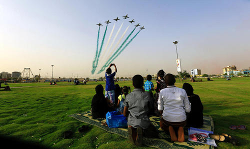 تماشای پرواز تیم آکروباتیک نمایش هوایی سعودی در پارکی در نزدیکی فرودگاه شهر خارطوم سودان