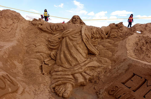 درست کردن مجسمه شنی مسیح در بولیوی
