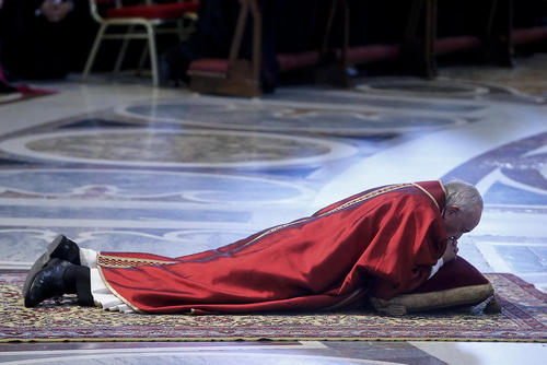 پاپ فرانسیس در حال به جای آوردن آیین های مذهبی عید پاک در کلیسای سن پترز واتیکان