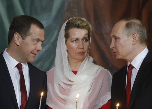 ولادیمیر پوتین، همسر مدودف و دمیتری مدودف در مراسم عید پاک در کلیسای جامع مسکو