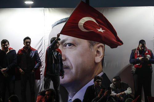 شادمانی هواداران حزب حاکم ترکیه از نتیجه همه پرسی تغییر قانون اساسی – استانبول و آنکارا
