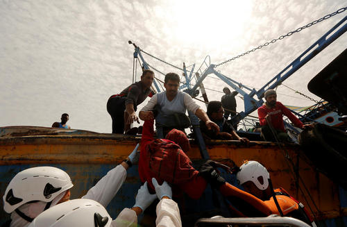 نجات پناهجویان سرگردان در آب های مدیترانه از سوی یک کشتی ماهیگیری تونسی