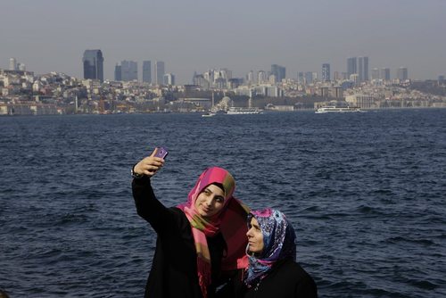 سلفی گرفتن یک مادر و دختر در ساحل استانبول