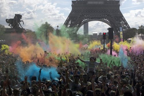 مسابقات سالانه دو با پودر رنگی در شهر پاریس