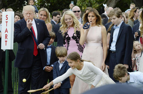 مسابقه سالانه حمل تخم مرغ بین کودکان با سوت آغاز دونالد ترامپ و ملانیا همسرش به مناسبت عید پاک – کاخ سفید