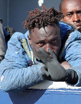 پناهجویان آفریقایی تبار نجات داده شده در دریا در جزیره سیسیل ایتالیا