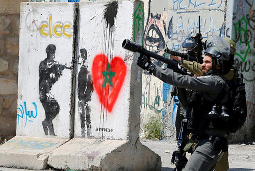 سربازان اسراییلی در حال شلیک گاز اشک آور به سمت معترضان فلسطینی –بیت لحم