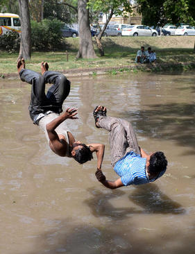 شیرجه جوانان پاکستانی به داخل کانال آب در گرمای لاهور پاکستان