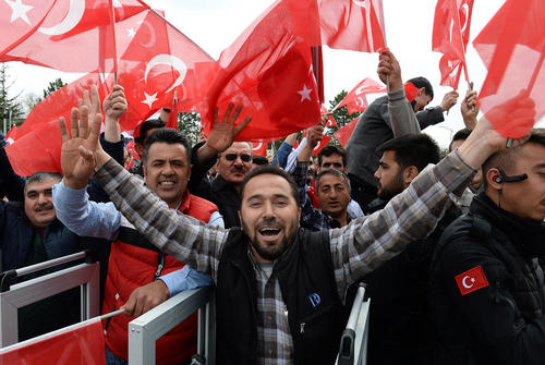 حامیان رجب طیب اردوغان رییس جمهور ترکیه در انتظار حضور او برای سخنرانی در گردهمایی حامیانش پس از کسب پیروزی در همه پرسی تغییر قانون اساسی ترکیه – آنکارا