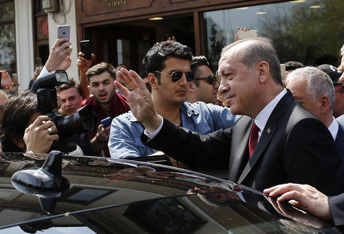 مواجهه اردوغان با حامیانش در بیرون مسجد عیوب سلطان در استانبول