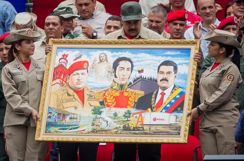 هدیه یک تابلوی نقاشی حاوی تصاویر روسای جمهور فعلی و سابق ونزوئلا و سیمون دو بولیوار به نیکولاس مادورو رییس جمهور ونزوئلا – کاراکاس