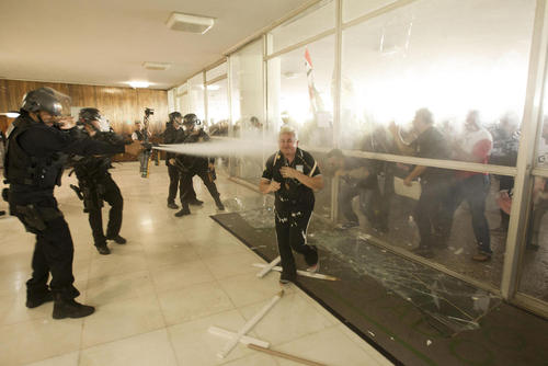 ممانعت پلیس ضد شورش از ورود معترضان به اصلاحات حقوق بازنشستگی در برزیل به ساختمان پارلمان برزیل - برزیلیا