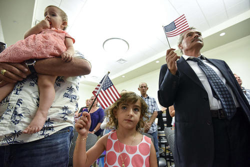 یک دختر بچه 4 ساله لبنانی در مراسم اعطای شهروندی آمریکا به 57 کودک مهاجر بین 4 تا 13 ساله در تامپا ایالت فلوریدا آمریکا