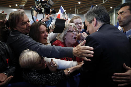 استقبال حامیان از فرانسوا فیون نخست وزیر سابق و نامزد محافظه کار انتخابات ریاست جمهوری فرانسه در شهر لیل
