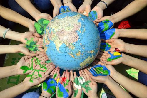 حرکت نمادین دانشجویان دانشگاه لیائوچنگ چین در آستانه روز جهانی کره زمین 