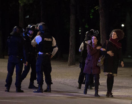 ترس و وحشت از حمله تروریستی پنج شنبه شب به نیروهای پلیس در پاریس. این حمله تروریستی در آستانه انتخابات ریاست جمهوری روز یکشنبه انجام شد.