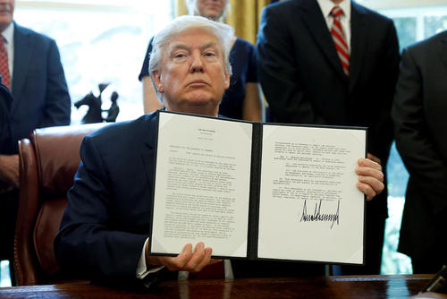 امضای فرمان اجرایی ترامپ برای بررسی تاثیر واردات فولاد خارجی بر اقتصاد آمریکا