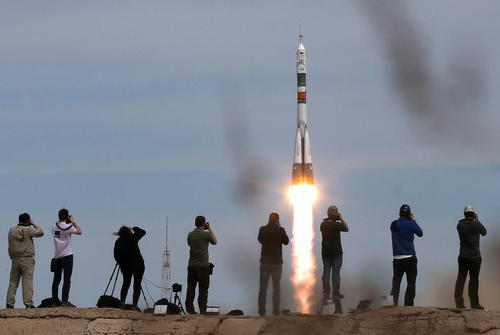 لحظه پرتاب فضاپیمای سایوز روسی با دوفضانورد روسی و آمریکایی به پایگاه فضایی بین المللی