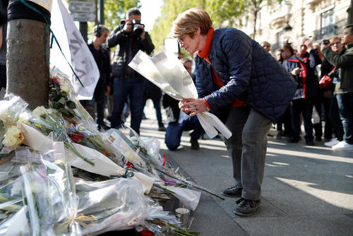 ادای احترام به قربانیان حمله تروریستی پنج شنبه شب در خیابان شانزلیزه پاریس