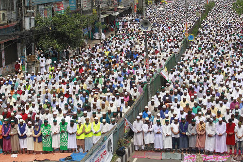 نماز جماعت معترضان اسلامگرای بنگلادشی در تظاهرات علیه مجسمه الهه عدالت به عنوان نماد دستگاه قضا. اسلامگرایان خواهان برداشته شدن این مجسمه به عنوان نماد خدایان غربی و ضد اسلامی هستند - داکا
