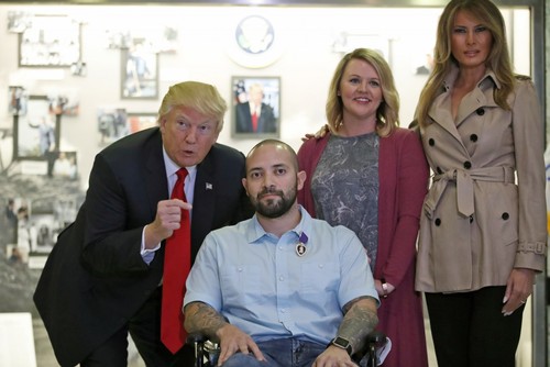 دونالد ترامپ به همراه همسرش در مراسم تجلیل و اعطای مدال به یک افسر ارتش آمریکا که در افغانستان زخمی شده است- بیمارستان نظامی در مریلند آمریکا