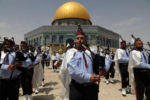 گروه موزیک فلسطینی در مراسم جشن معراج پیامبر اسلام(ص) در مقابل مسجد الاقصی
