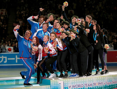 سلفی گرفتن ورزشکاران اسکیت باز ژاپنی، روسی و آمریکایی پس از اعطای مدال ها در مسابقات جهانی اسکیت روی یخ – توکیو
