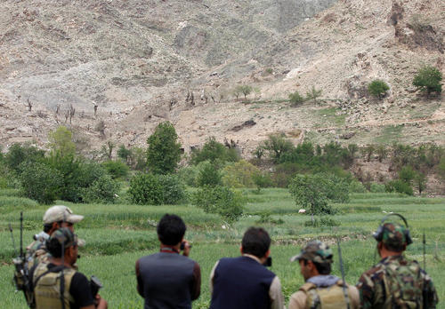 نیروهای ویژه افغان در حال بررسی مکان حمله موشکی دو هفته پیش آمریکا به مواضع داعش در منطقه 