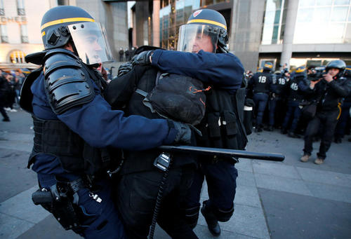 درگیری پلیس فرانسه با معترضان به نتایج  مرحله نخست انتخابات ریاست جمهوری – پاریس