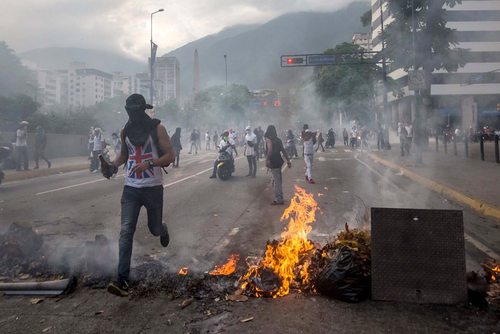 ادامه تظاهرات برضد نیکولاس مادورو رییس جمهور ونزوئلا در شهر کاراکاس