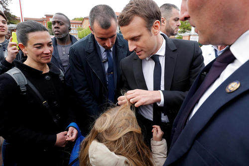 گیر کردن موهای بلند یک دختر بچه به دکمه کت امانوئل ماکرون نامزد انتخابات ریاست جمهوری فرانسه – حومه پاریس