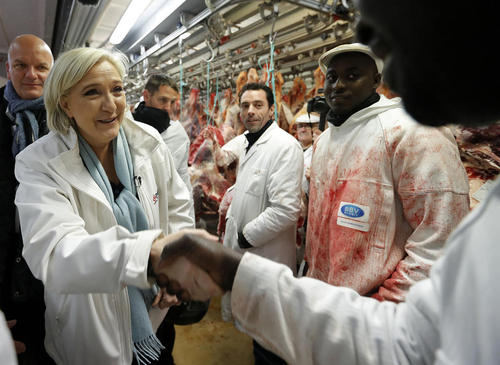 بازدید مارین لوپن نامزد مرحله دوم انتخابات ریاست جمهوری فرانسه از یک کشتارگاه  احشام  