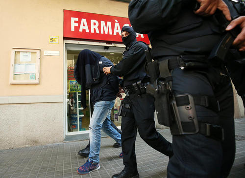 دستگیری 8 مظنون مرتبط با گروه های افراط گرای تروریستی در شهر بارسلونا اسپانیا