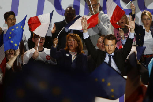 حضور امانوئل ماکرون یکی از دو نامزد پیروز در مرحله نخست انتخابات ریاست جمهوری فرانسه در جمع حامیانش در شهر آراس فرانسه