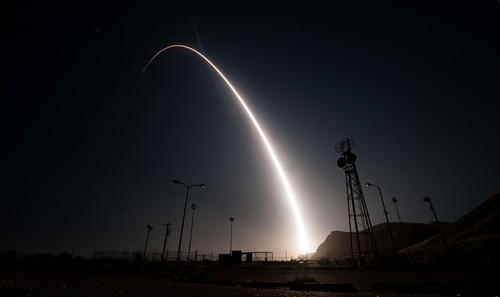 آزمایش یک موشک بالستیک قاره پیما با کلاهک شبیه سازی شده از پایگاه هوایی واندنبرگ در ایالت کالیفرنیا آمریکا همزمان با تشدید تنش بین آمریکا و کره شمالی